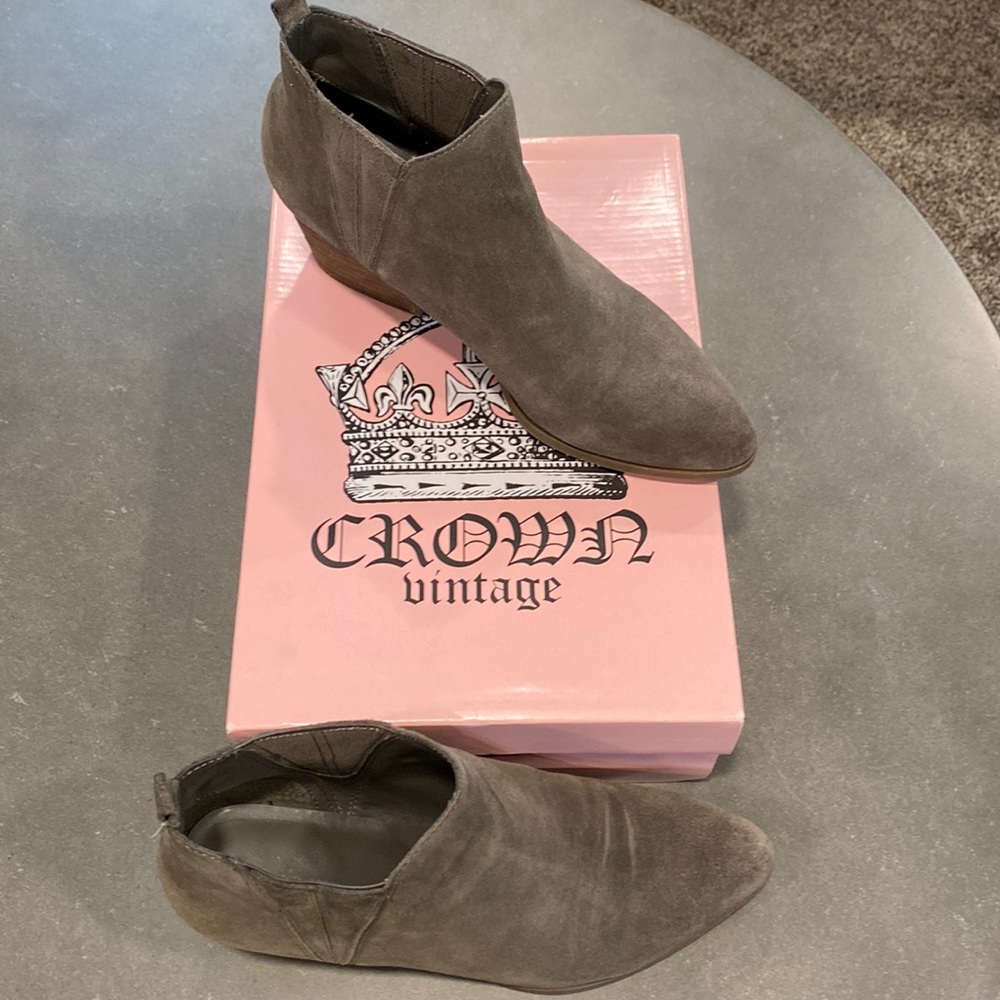 Crown vintage Grey suede bootie size 9M